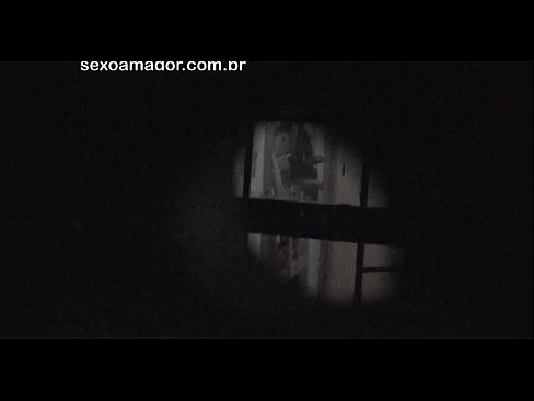❤️ Блонди ба таври махфӣ аз ҷониби як сайёҳи ҳамсоя, ки паси хиштҳои холӣ пинҳон шудааст, сабт мешавад ❤ Шлюсҳо дар мо ❌️