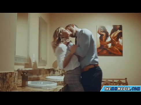 ❤️ Вақте ки як малламуй busty шумо дар як ҳоҷатхона ҷамъиятӣ seduces ❤ Шлюсҳо дар мо ❌️